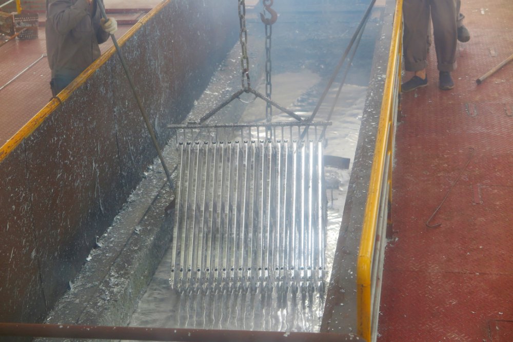 Lớp Mạ Từ 70–100µm Bảo Vệ Grating Trong Môi Trường Khắc Nghiệt Như Thế Nào